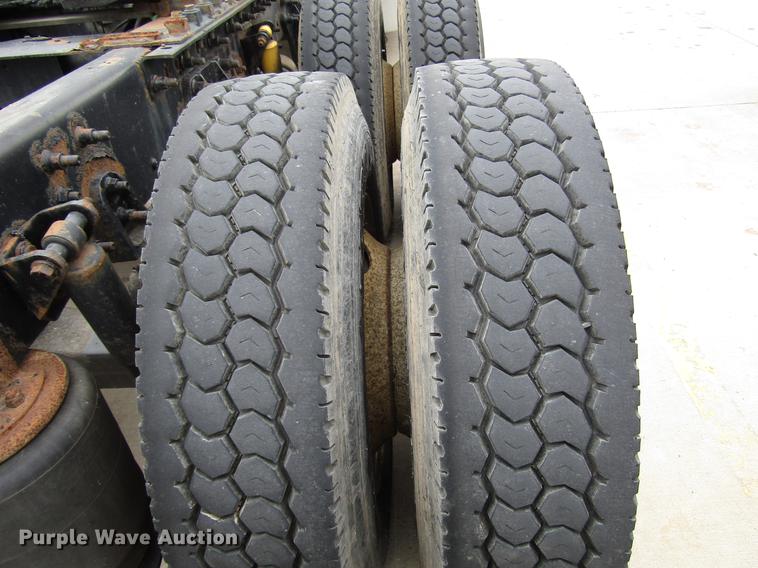 image for item DD3787 2007 International 9400i semi truck