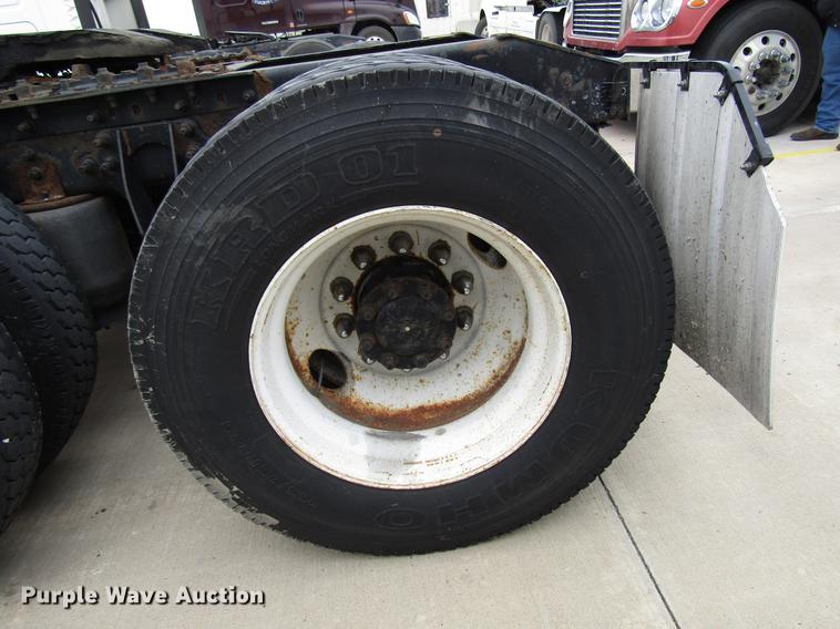 image for item DD3787 2007 International 9400i semi truck