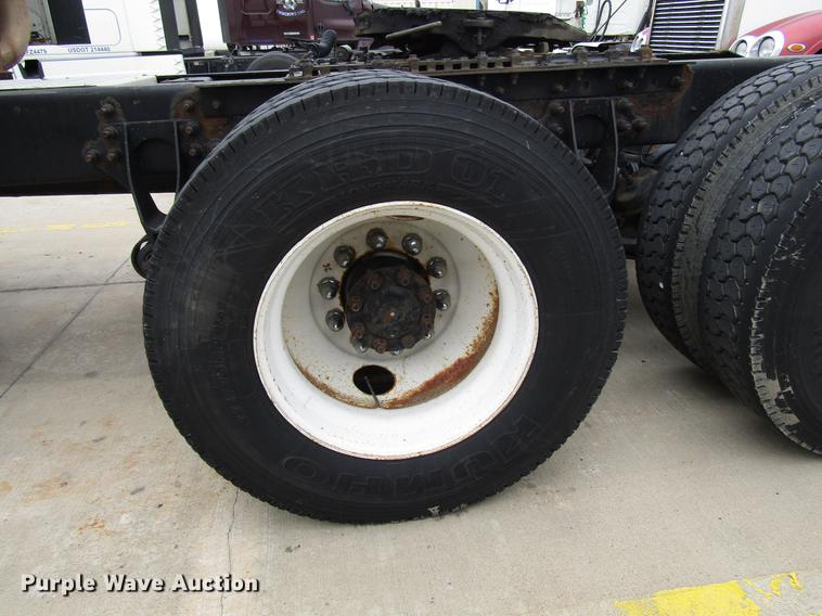 image for item DD3787 2007 International 9400i semi truck