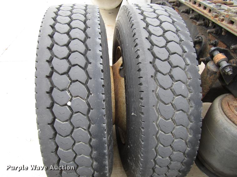 image for item DD3787 2007 International 9400i semi truck