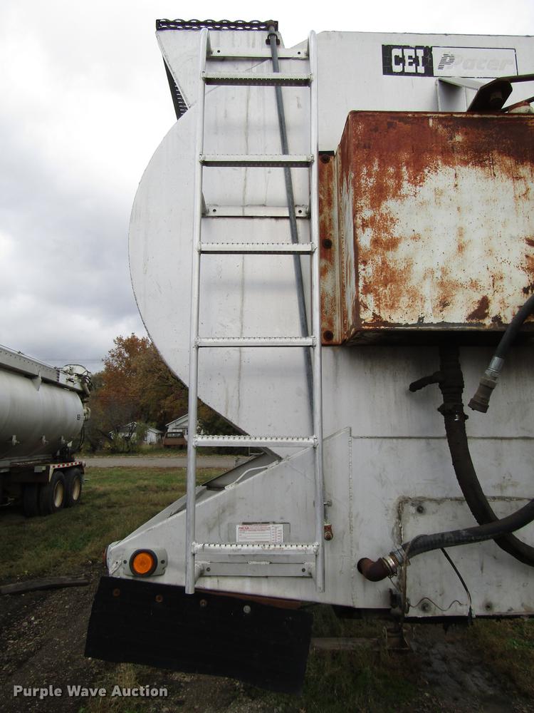 image for item DD3802 1994 CEI Pacer Paddle Wagon feed delivery trailer