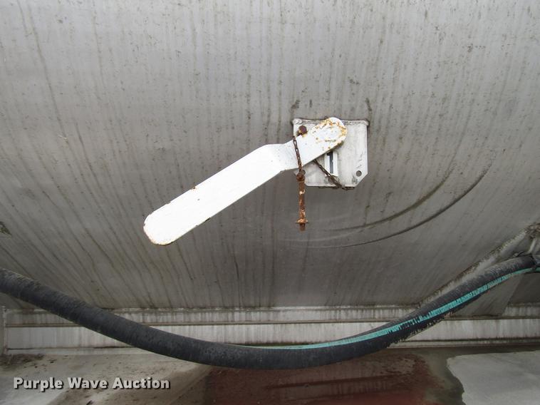 image for item DD3802 1994 CEI Pacer Paddle Wagon feed delivery trailer