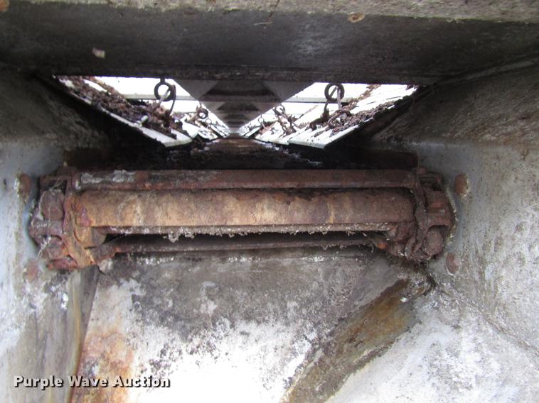 image for item DD3802 1994 CEI Pacer Paddle Wagon feed delivery trailer