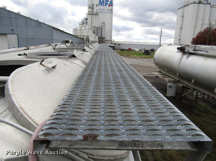 image for item DD3802 1994 CEI Pacer Paddle Wagon feed delivery trailer