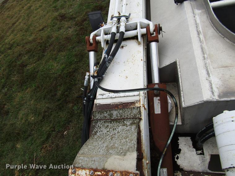 image for item DD3802 1994 CEI Pacer Paddle Wagon feed delivery trailer