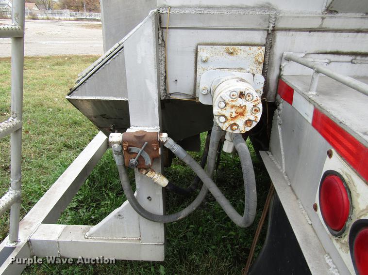 image for item DD3802 1994 CEI Pacer Paddle Wagon feed delivery trailer