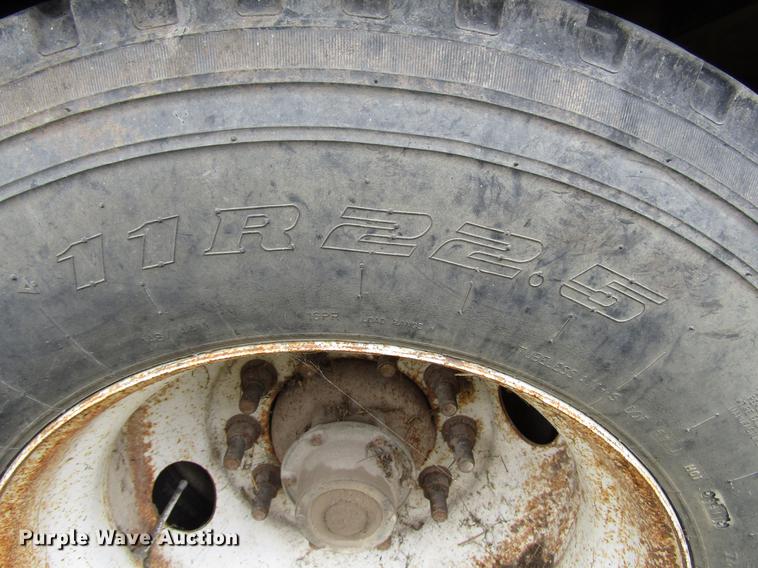 image for item DD3802 1994 CEI Pacer Paddle Wagon feed delivery trailer