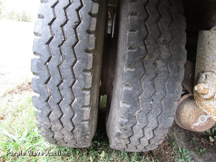 image for item DD3802 1994 CEI Pacer Paddle Wagon feed delivery trailer