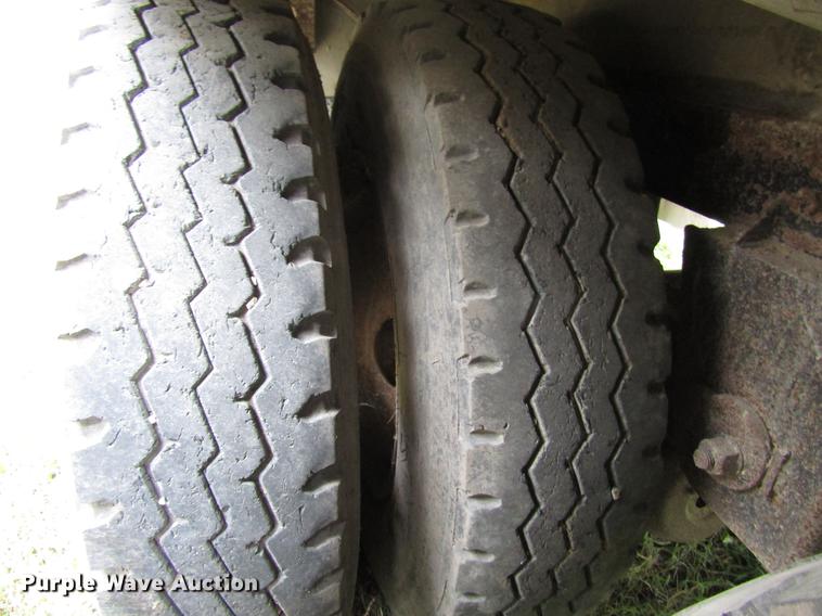 image for item DD3802 1994 CEI Pacer Paddle Wagon feed delivery trailer