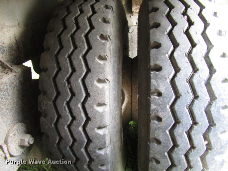 image for item DD3802 1994 CEI Pacer Paddle Wagon feed delivery trailer