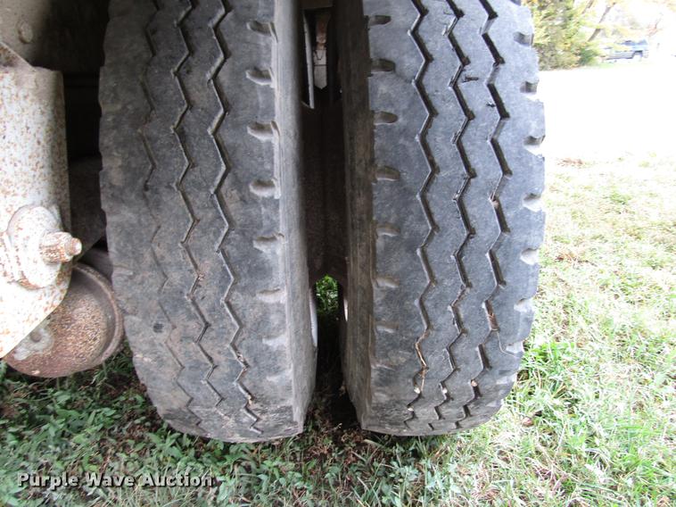 image for item DD3802 1994 CEI Pacer Paddle Wagon feed delivery trailer