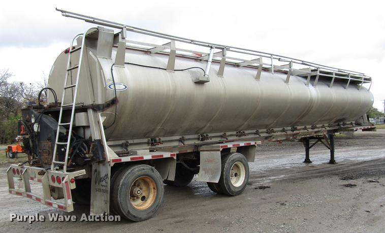 image for item DD3803 2003 Ledwell LW45APW feed delivery trailer