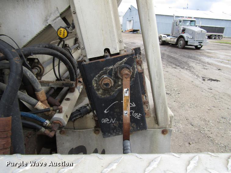 image for item DD3803 2003 Ledwell LW45APW feed delivery trailer