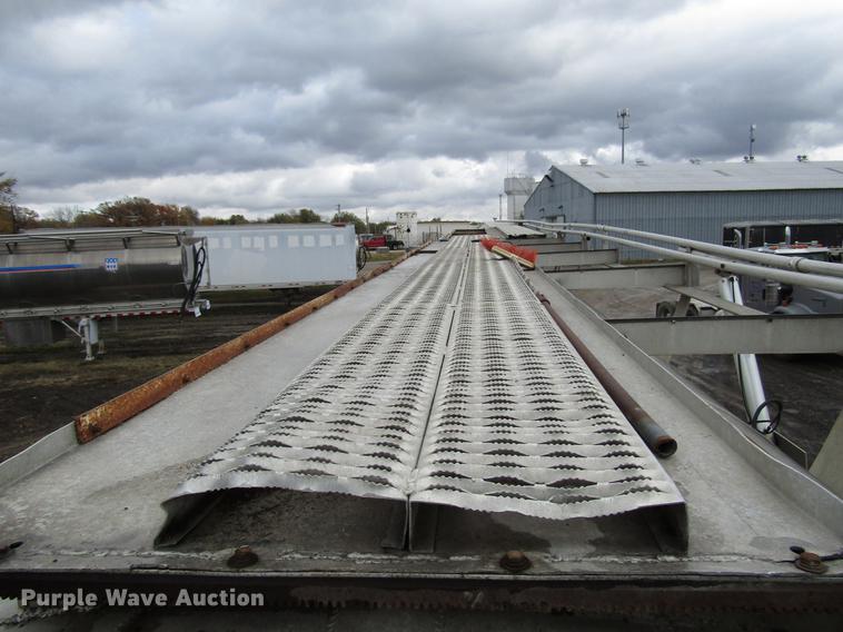 image for item DD3803 2003 Ledwell LW45APW feed delivery trailer