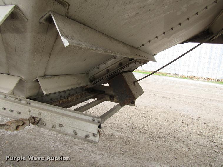 image for item DD3804 2003 Wilson DWH-500B double hopper bottom grain trailer