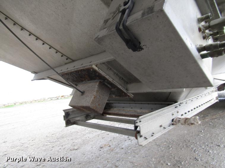 image for item DD3804 2003 Wilson DWH-500B double hopper bottom grain trailer