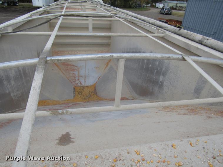 image for item DD3804 2003 Wilson DWH-500B double hopper bottom grain trailer