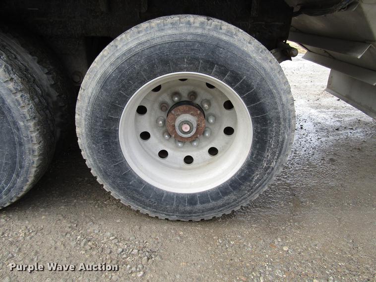 image for item DD3804 2003 Wilson DWH-500B double hopper bottom grain trailer