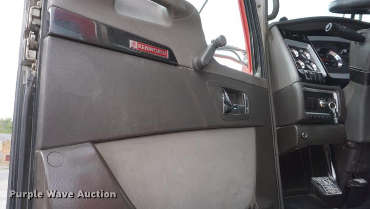image for item DD6600 2008 Kenworth T800 semi truck