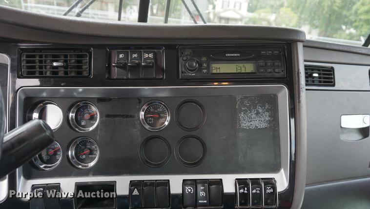 image for item DD6600 2008 Kenworth T800 semi truck