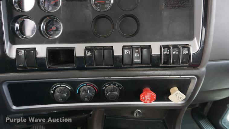 image for item DD6600 2008 Kenworth T800 semi truck