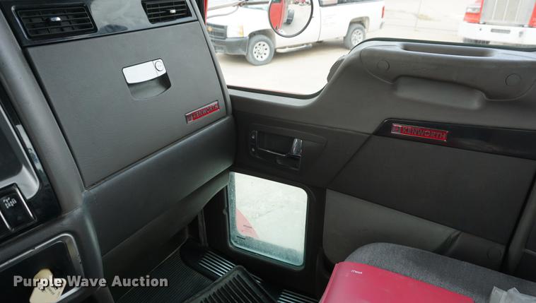 image for item DD6600 2008 Kenworth T800 semi truck