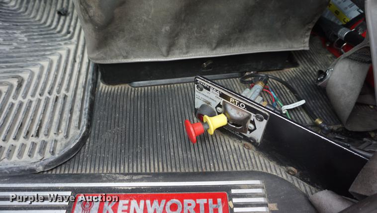 image for item DD6600 2008 Kenworth T800 semi truck