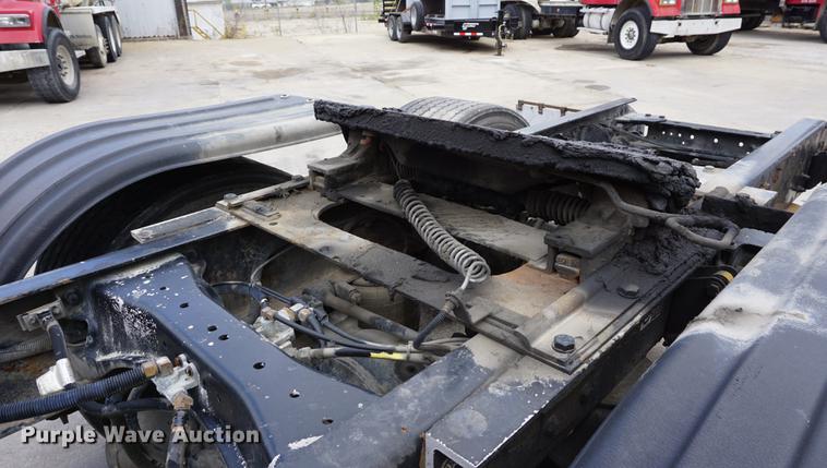 image for item DD6600 2008 Kenworth T800 semi truck