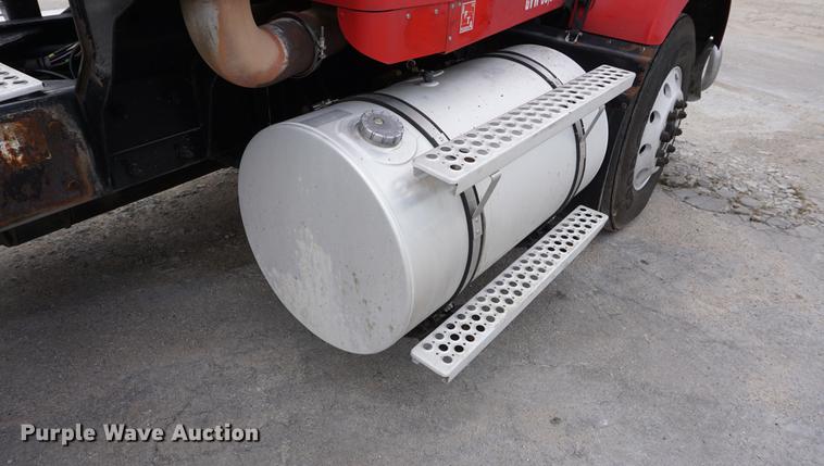 image for item DD6600 2008 Kenworth T800 semi truck