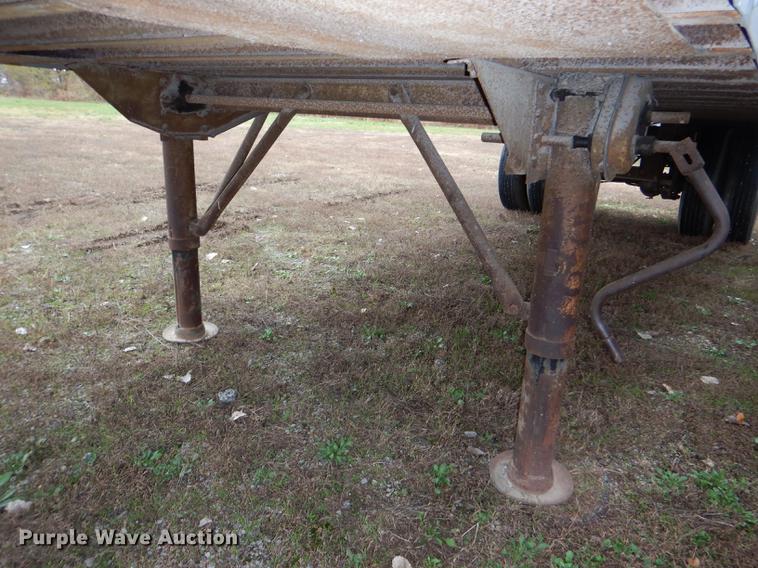 image for item DD8926 1984 Fruehauf dry van trailer