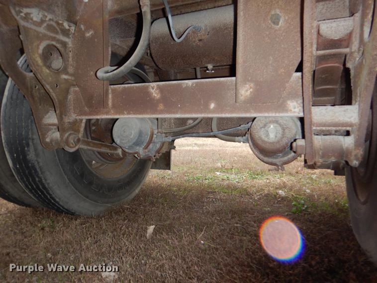 image for item DD8926 1984 Fruehauf dry van trailer