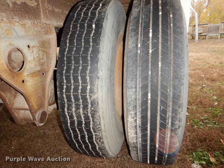 image for item DD8926 1984 Fruehauf dry van trailer