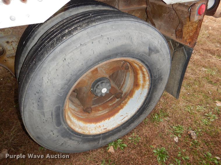 image for item DD8926 1984 Fruehauf dry van trailer