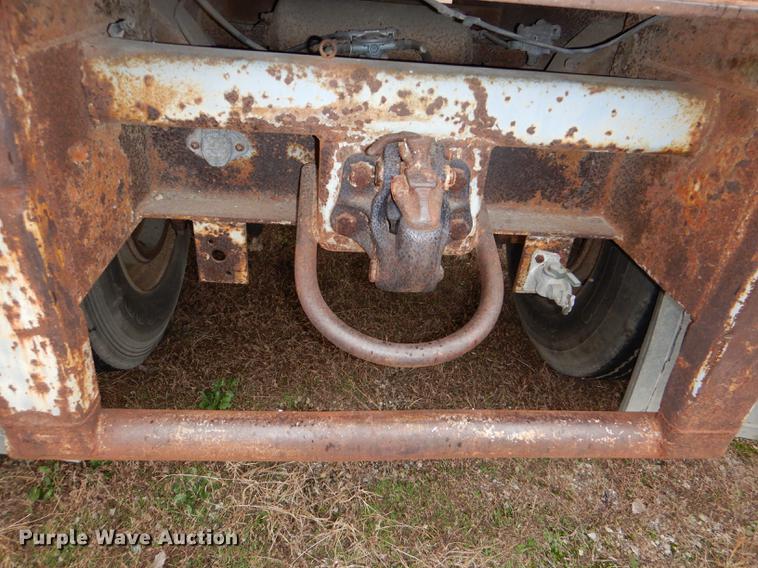 image for item DD8926 1984 Fruehauf dry van trailer