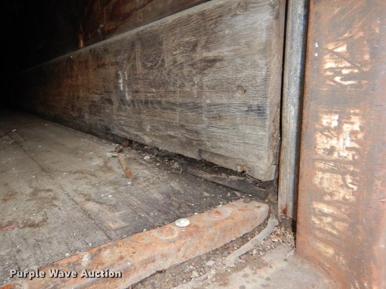 image for item DD8926 1984 Fruehauf dry van trailer