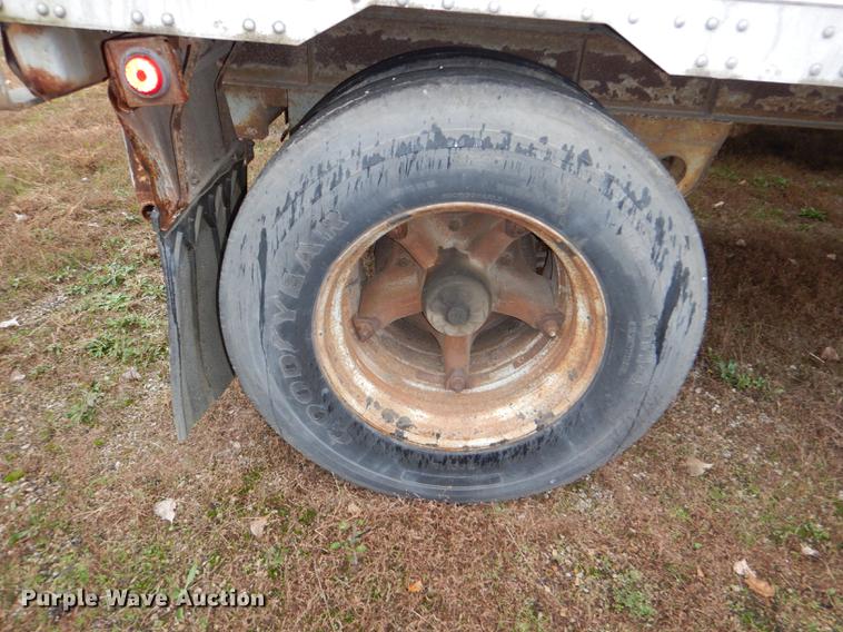 image for item DD8926 1984 Fruehauf dry van trailer