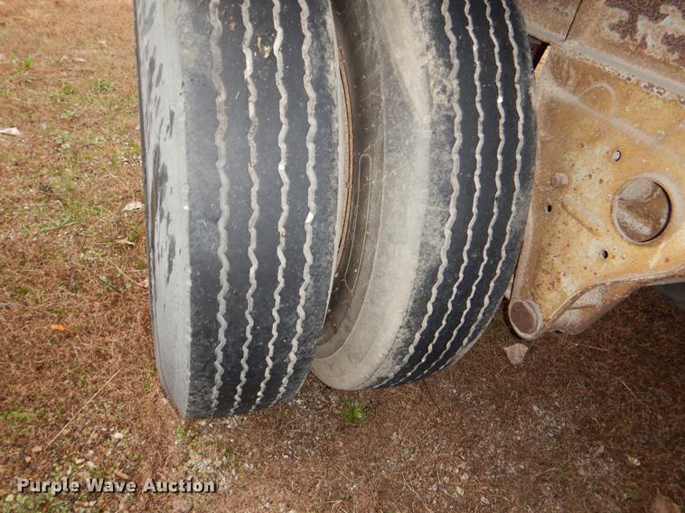 image for item DD8926 1984 Fruehauf dry van trailer