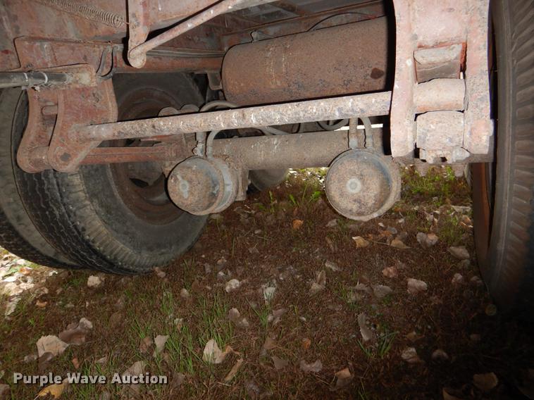 image for item DD8933 1994 Oshkosh dry van trailer