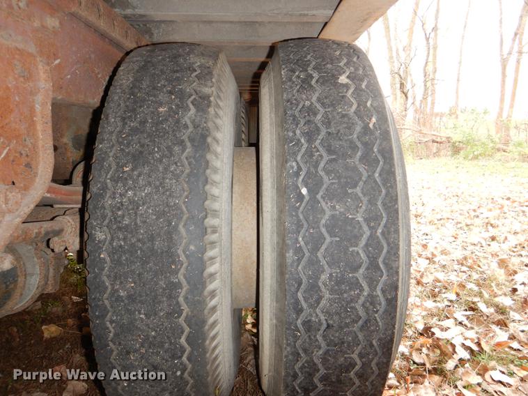 image for item DD8933 1994 Oshkosh dry van trailer