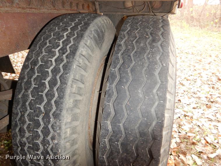 image for item DD8933 1994 Oshkosh dry van trailer