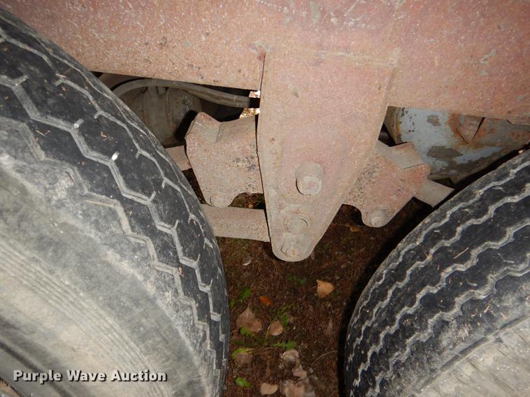 image for item DD8933 1994 Oshkosh dry van trailer