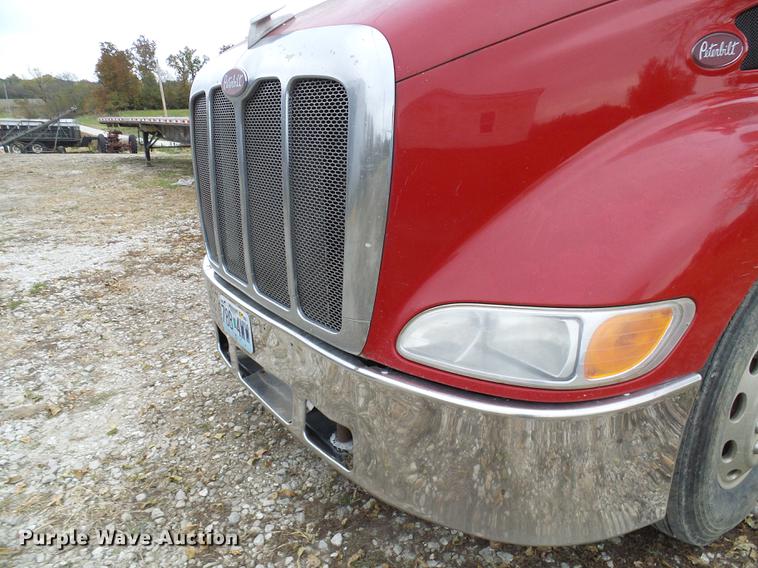 image for item DE5317 2002 Peterbilt 387 semi truck