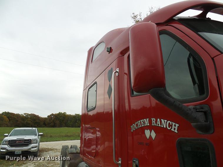 image for item DE5317 2002 Peterbilt 387 semi truck