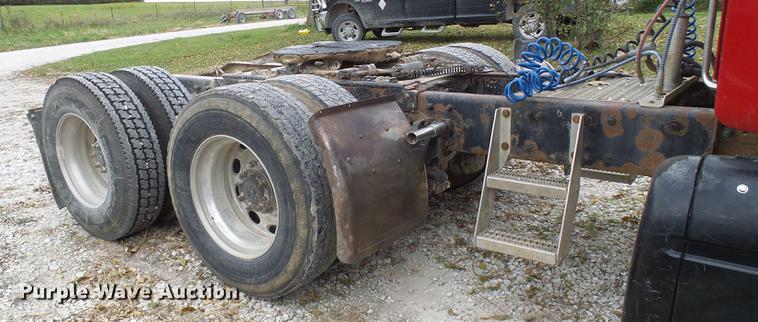 image for item DE5317 2002 Peterbilt 387 semi truck