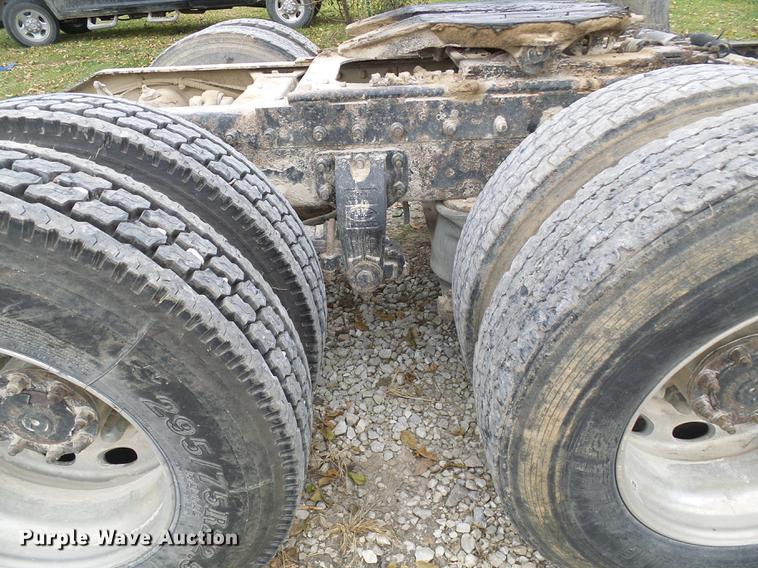 image for item DE5317 2002 Peterbilt 387 semi truck