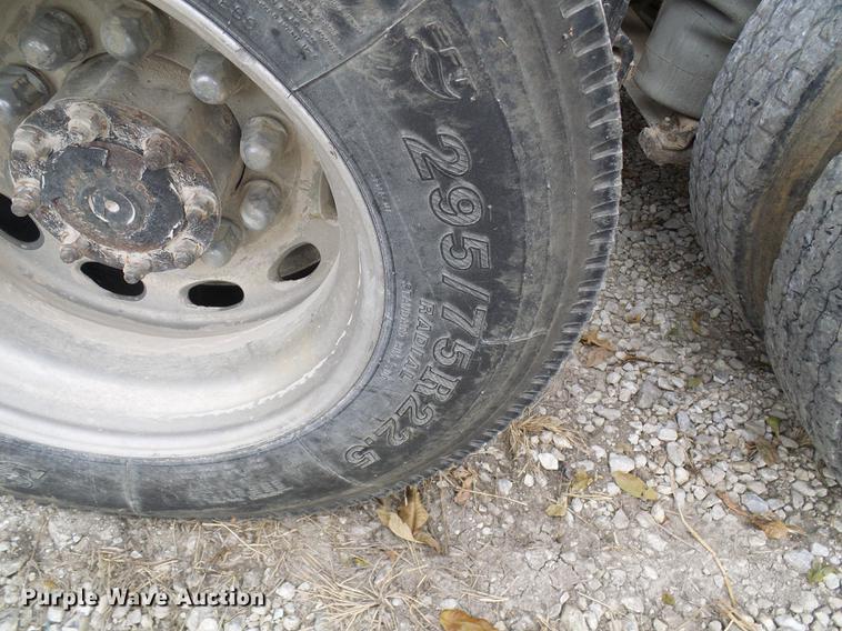 image for item DE5317 2002 Peterbilt 387 semi truck