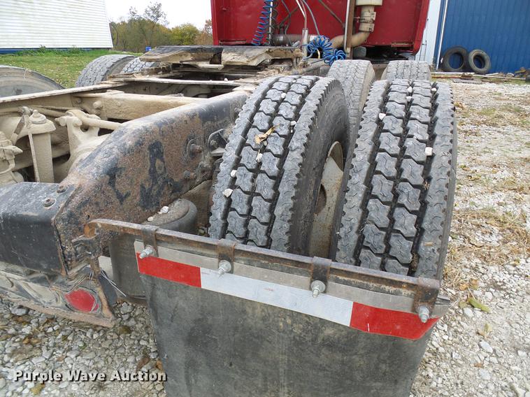 image for item DE5317 2002 Peterbilt 387 semi truck