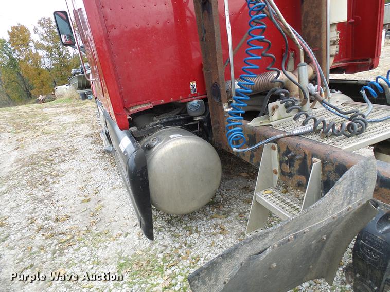 image for item DE5317 2002 Peterbilt 387 semi truck