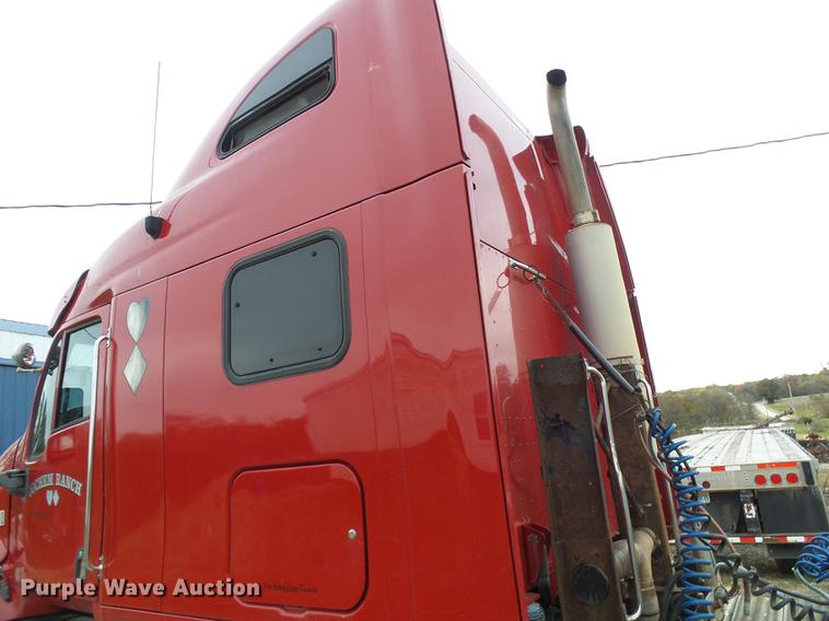 image for item DE5317 2002 Peterbilt 387 semi truck