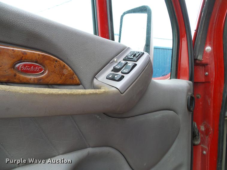 image for item DE5317 2002 Peterbilt 387 semi truck